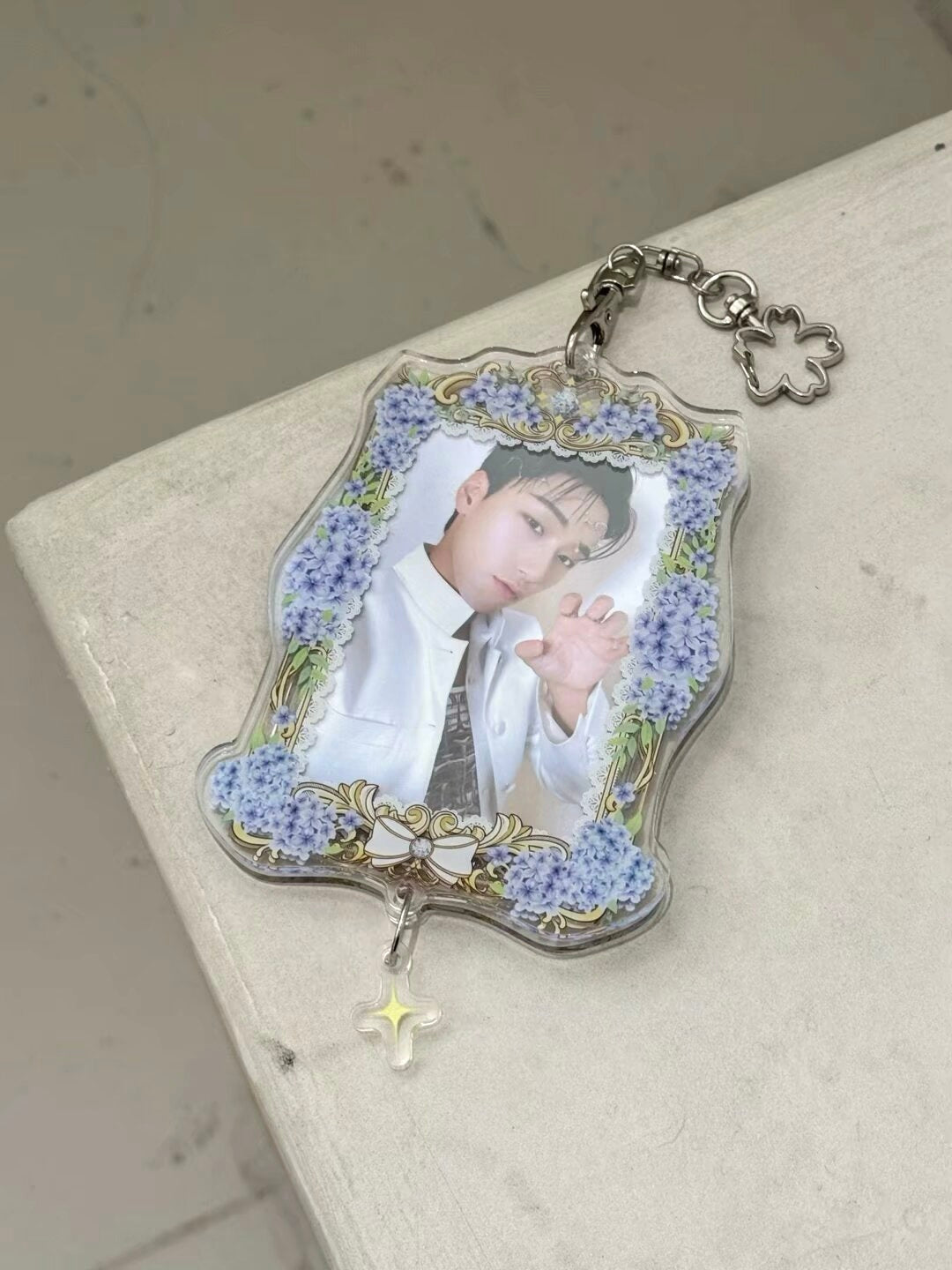 HYDRANGEA ACRYLIC PHOTOCARD HOLDER