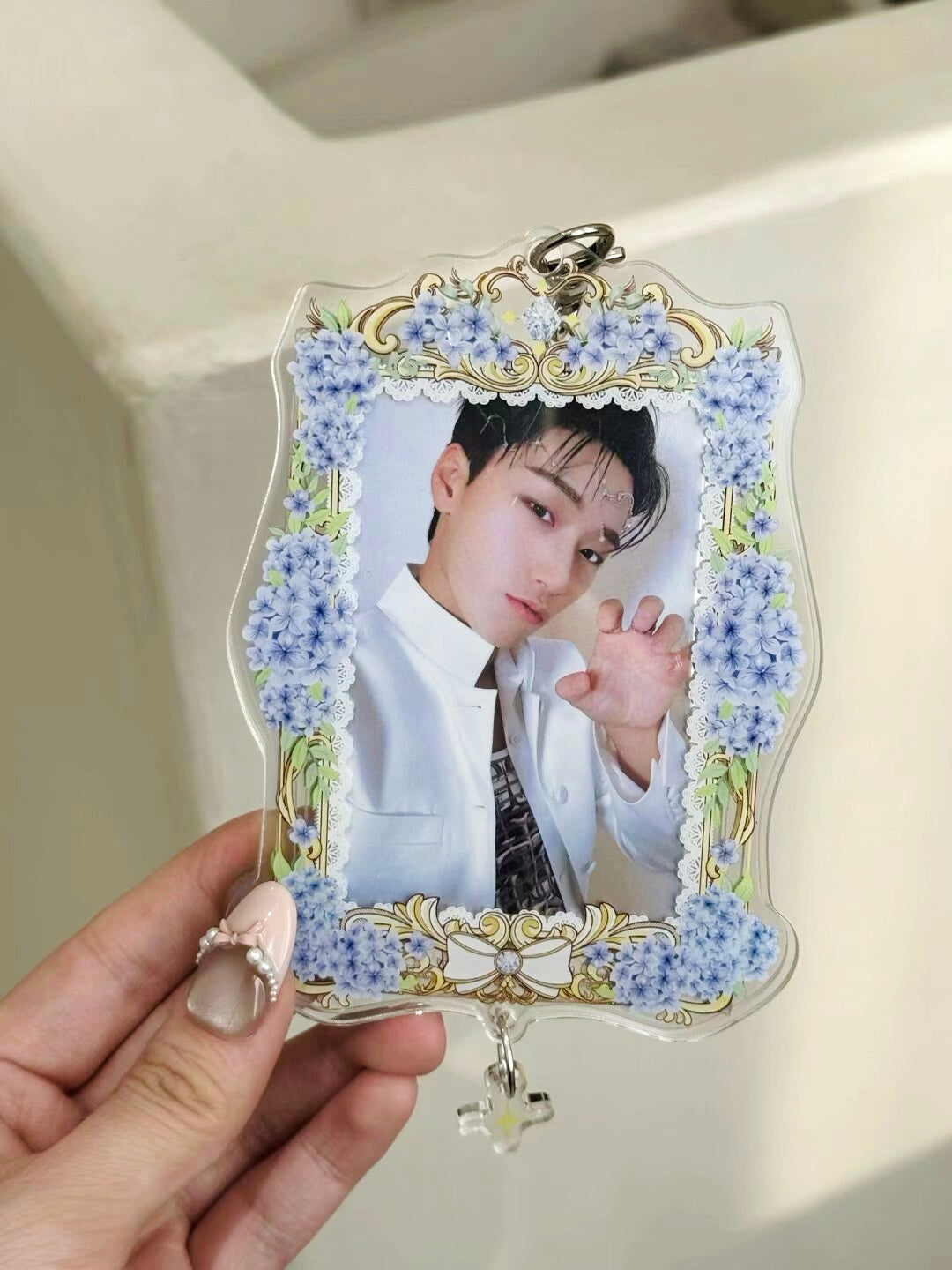 HYDRANGEA ACRYLIC PHOTOCARD HOLDER