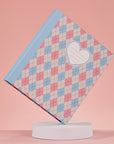 [GRADO B] CARPETA DE COMPOSICIÓN ARGYLE AZUL/ROSA - A5